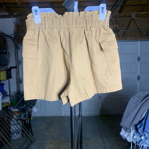Cargo tan shorts. Size medium - Picture 1 of 1